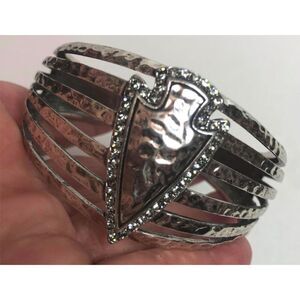 1505 Southwestern style silver tone hammered arrowhead cz cuff bracelet 7.25"